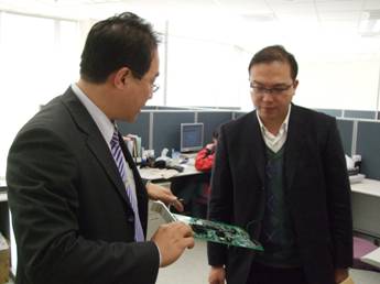 罗总向金处长介绍新产品