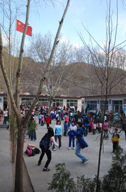 研华员工与山里的孩子们在一起分享快乐