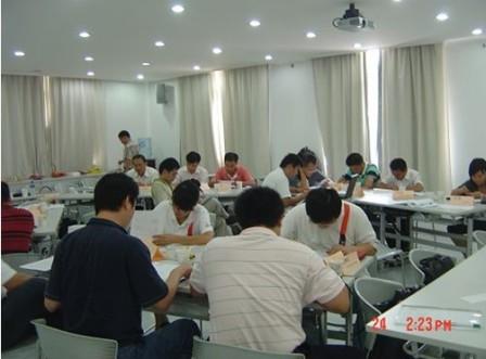 学员们在认真的探讨案例…
