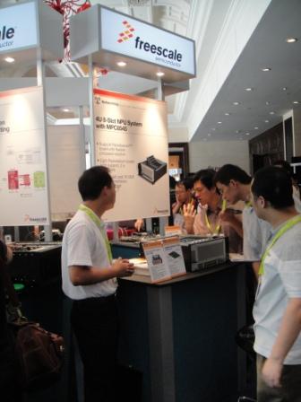 现场观众在研华展区参观交流