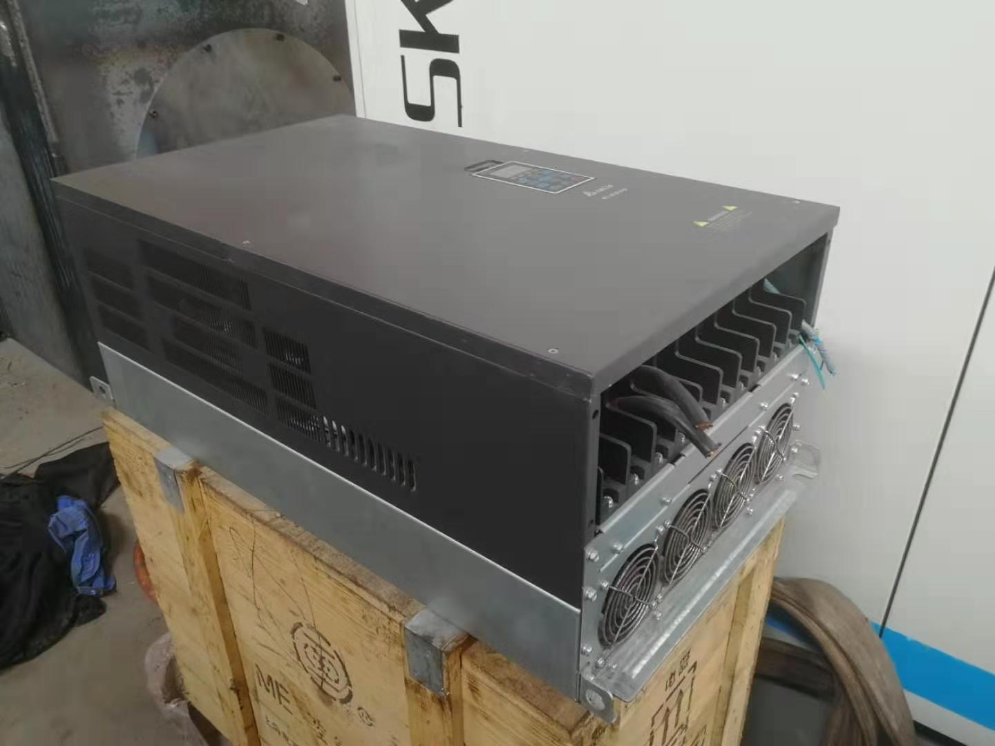 變頻器1臺；二手，售價8000元，完好少用。