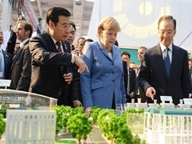 中德总理巡视中国企业展台