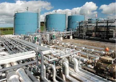 位于新西兰Cheal油田的一套管道与油泵正从距地表一英里处开采原油