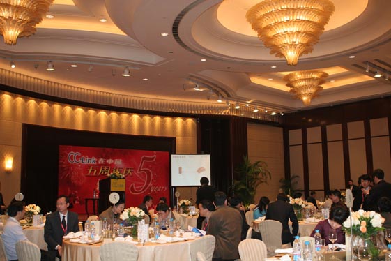 图1晚宴现场气氛融洽