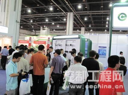 宜科展台前的观众