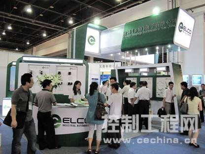 嘉宾参观团驻足宜科展台