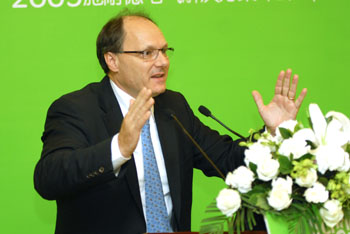 施耐德电气中国区总裁杜华君日前在出席2009施耐德电气解决方案峰会上讲话