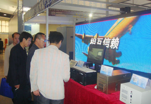 众多参展商参观华北工控系列创新产品