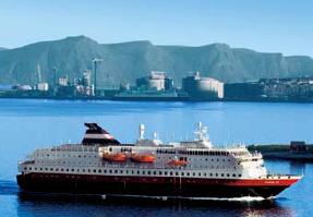 挪威海岸邮轮运营商Hurtigruten 旗下的MS Nordlys 邮轮驶入Hammerfest 港