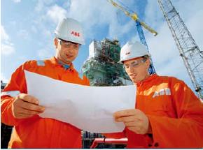 两位ABB 工程师正在Melk.ya 岛上的LNG 工厂讨论日程计划