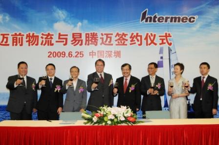 自动识别设备及解决方案领先供应商美国易腾迈公司（Intermec Technologies Corporation (NYSE - "IN") ）宣布，为了进一步发展在中国的RFID业务，与迈前物流在深圳签订合作协议，