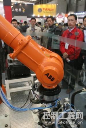 来宾参观abb先进的工业机器人产品