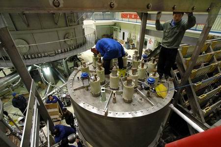 技术人员在安装EAST全超导非圆截面托卡马克实验装置