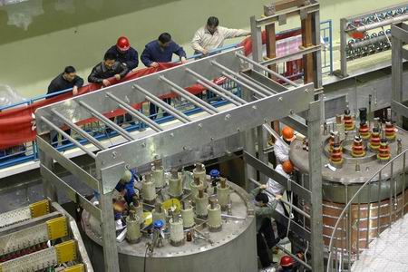 技术人员在安装EAST全超导非圆截面托卡马克实验装置