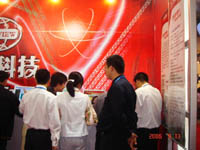 亚控技术人员对客户讲解产品2