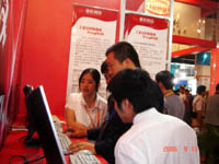 亚控技术人员对客户讲解产品3