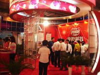 亚控技术人员对客户讲解产品4