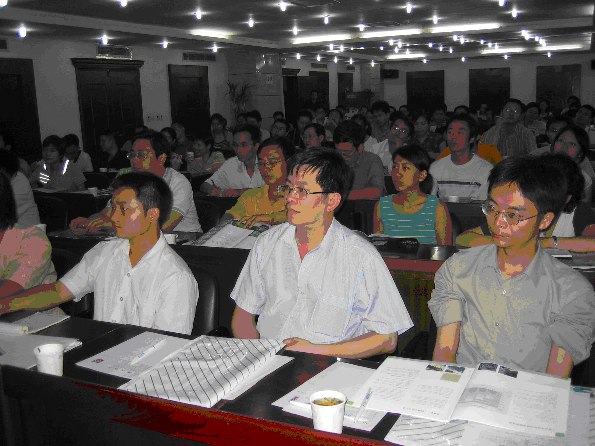 来宾们对会议内容饶有兴趣