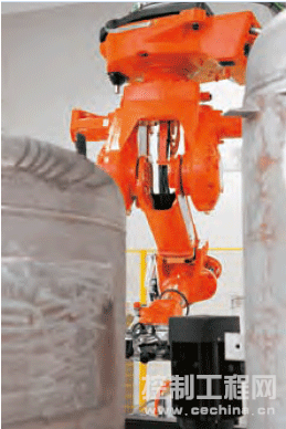 ABB 机器人正在对生产设备进行例行检查