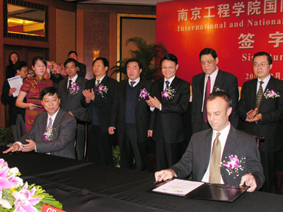 南京工程学院与GEFanuc公司签约（左为南京工程学院陈小虎院长右为GEFanuc公司副总裁BillEstep）