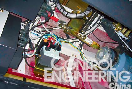 玩具总动员疯狂游乐场的游戏车底盘照片显示了同轴电缆通讯系统的安装