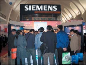 在为期三天的北京 CIPPE 中国国际石油石化装备及自动化技术展览会上， 西门子中国有限公司自动化与驱动集团、石油石化天然气部隆重参加了本次展览