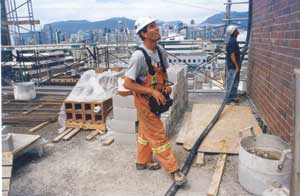 图1：操作人员正在使用集…如图1